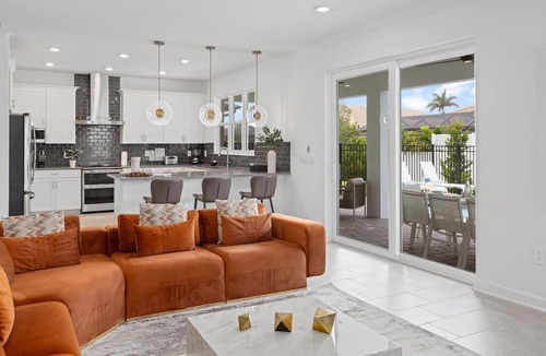 Melbourne Beach House | Karaoke Cove | Music Rm, PVT Pool, Fun LR/DR, Storybook Theme BR, Steps to Beach