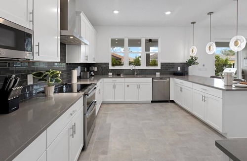 Melbourne Beach House | Karaoke Cove | Music Rm, PVT Pool, Fun LR/DR, Storybook Theme BR, Steps to Beach