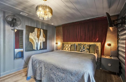 Wilton Manors House | Kiki 1 - Men's Clothing optional Guest Houses