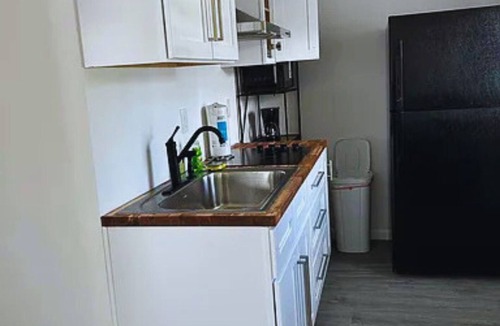 Dixieland Apartment | King 1414 - Cozy and Modern Studio for Rent in Lakeland