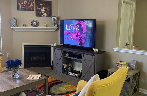 Northwest Raleigh Apartment | King Bd/Work Space, Free Parking, WiFi, Oasis…12 Minutes From RDU.Cozy and Chic