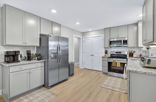 Kings Grant House | King bed, EV charger, minutes from UNCW, ILM Airport, area beaches and downtown.