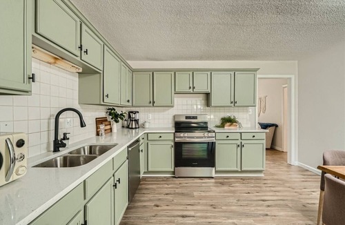 Shannon Park Apartment | King Bed & Fire-pit in Central Charlotte