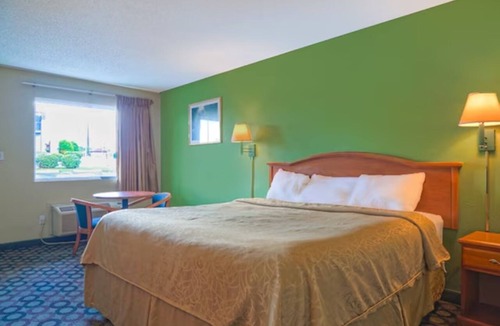 Ashburn Hotel | King Bed near World’s Largest Peanut | Easy I-75 Access & Free Parking