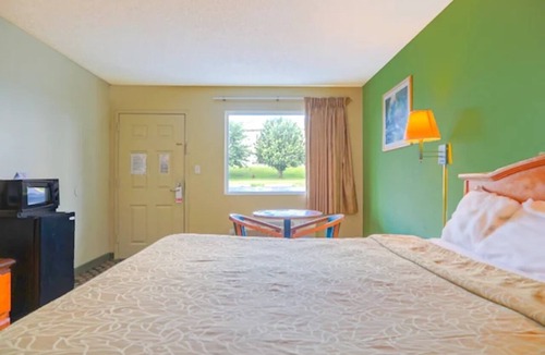 Ashburn Hotel | King Bed near World’s Largest Peanut | Easy I-75 Access & Free Parking