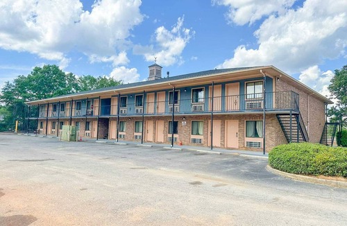 Louisville Apartment | King Bed|Non-Smoking