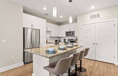 Southeast Orlando Apartment | King Bed | Parks Nearby | Pool | Gym | Pet allowed