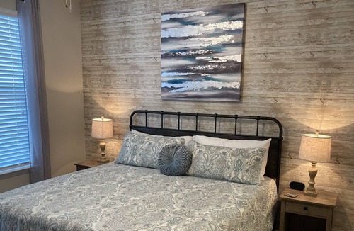 North Charleston Apartment | King Bed/Pool/Trendy Nbhd