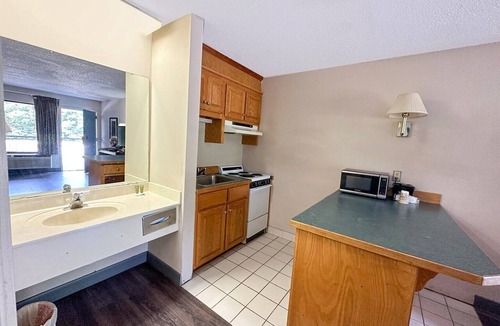 Ridgeway Apartment | King Bed Smoking with Kitchenette