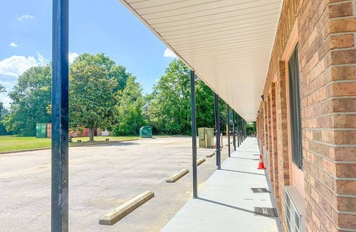 Louisville Apartment | King Bed Suite Smoking