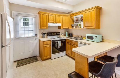 Dixon Park Apartment | King Bed + Walking Distance to Forsyth Park by Lucky Savannah