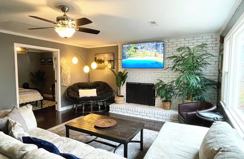 Charlotte House | King beds, 2 Living Rooms Fast WIFI, 6th Convertible Bedroom Available