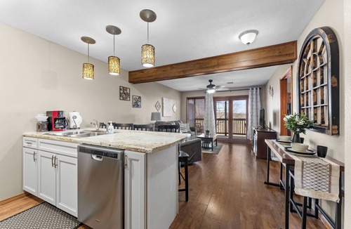 Notch Estates Condo | KING BEDS!~Hiding Place~WALK IN UNIT~BOAT PARKING🎡1 Mile from SDC🎢Free WIFI