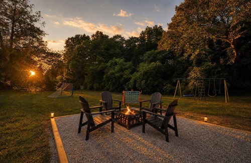 Watkinsville House | King Beds - Hot Tub, Massage Chair, Fire Pit, Big Yard, Swing Set