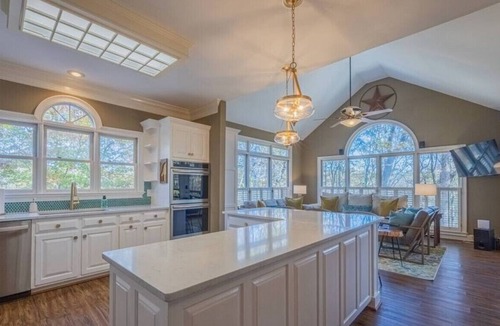 Athens House | ⚡️⚡️⚡️KING Beds near UGA: Theater, Game Room, Hot Tub, Golf & River, 4 Game Tables⚡️⚡️⚡️