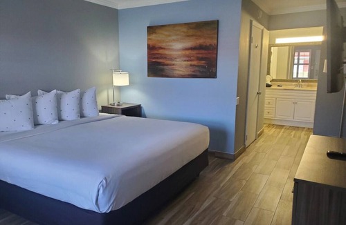 Vero Beach Hotel | King Deluxe | Family Friendly w/Free Coffee and Tea | Vero Beach Inn and Suite