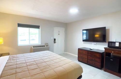 Tazewell Hotel | King Room Getaway Near Dining, Shops, and Golf Course | Free Parking