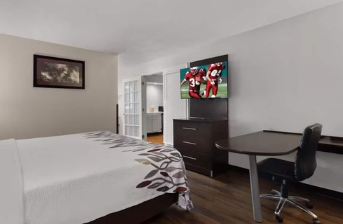 Pooler Hotel | King Room | Near Savannah Amtrak Station | Free Parking & Pet Friendly