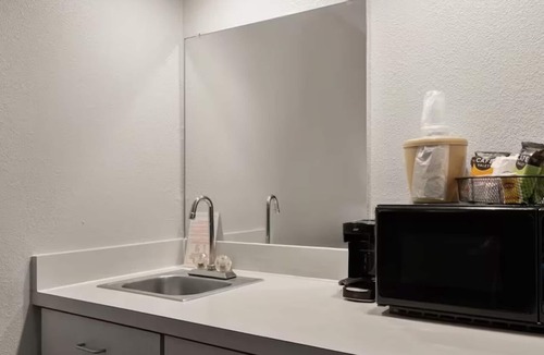 Pooler Hotel | King Room | Near Savannah Amtrak Station | Free Parking & Pet Friendly