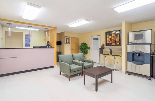 Lookout Valley Neighborhood Association Hotel | King Stay Near Tennessee Aquarium and Downtown Adventures