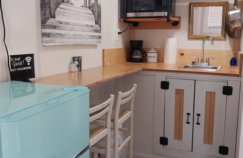Hubert Cottage | King Suite Minutes to Beach Shopping Nature Trails Boating Historic Sites