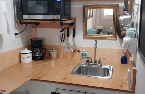Hubert Cottage | King Suite Minutes to Beach Shopping Nature Trails Boating Historic Sites