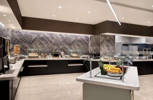 Airport North Apartment | King Suite Near Florida Realtors ORL