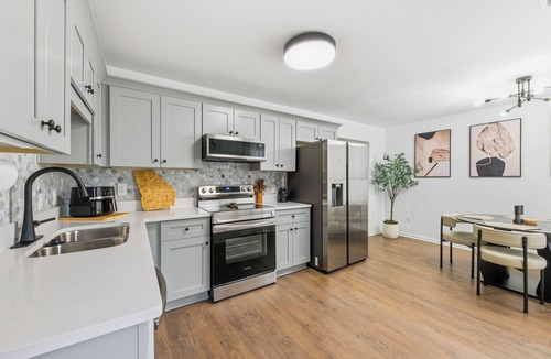 Walthourville House | KingBeds+Base10min+Hwy84+ChefKitchen+Spa Showers