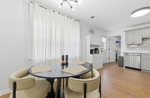 Walthourville House | KingBeds+Base10min+Hwy84+ChefKitchen+Spa Showers
