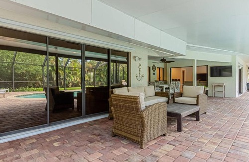 Kings Lake House | Kings Lake Blvd Private Garden View