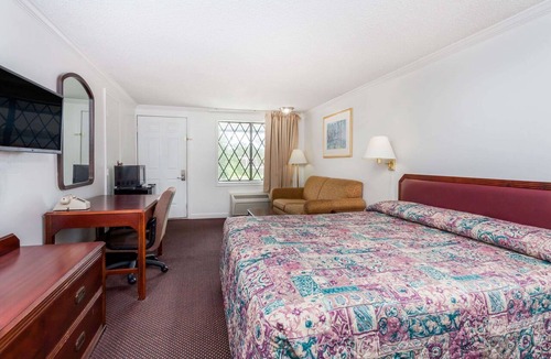 Seven Oaks Hotel | Knights Inn Columbia