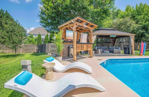 Knoxville House | Knoxville Escape - Resort Style Backyard - Pool, Hot Tub, Sauna - Sleeps 15