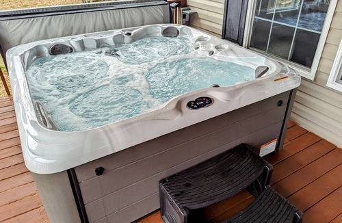 Cross Hill Cottage | Kristen's Lakeside Retreat with hot tub!