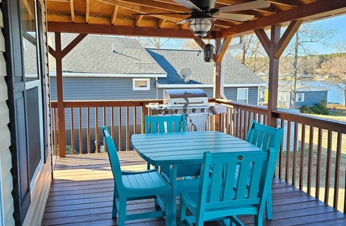 Cross Hill Cottage | Kristen's Lakeside Retreat with hot tub!