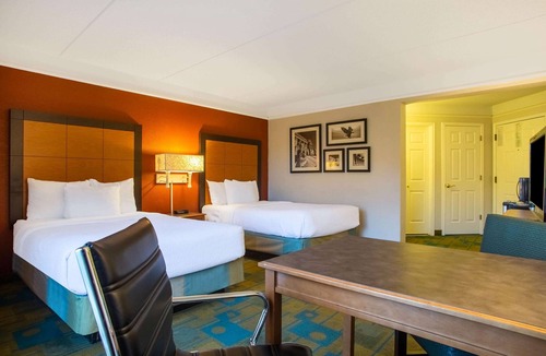 Charlotte Hotel | La Quinta Inn & Suites by Wyndham Charlotte Airport South