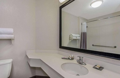 Airport North Hotel | La Quinta Orlando | 1 King Bed | Free Shuttle & Breakfast | Onsite Pool | Gym