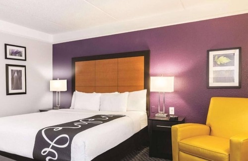 Airport North Hotel | La Quinta Orlando | 1 King Bed | Free Shuttle & Breakfast | Onsite Pool | Gym