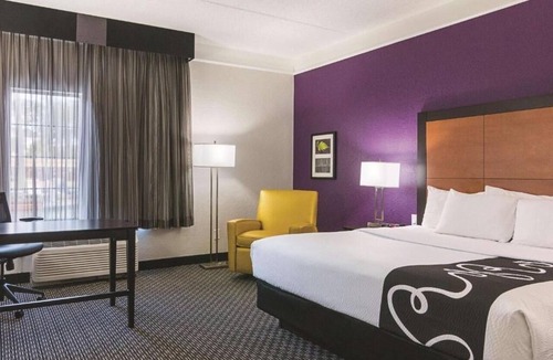 Airport North Hotel | La Quinta Orlando | 1 King Bed | Free Shuttle & Breakfast | Onsite Pool | Gym