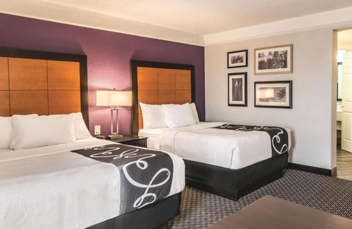 Airport North Hotel | La Quinta Orlando | 2 Full Beds | Family-Friendly | Free-Shuttle | Pool