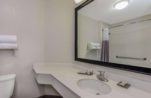 Airport North Hotel | La Quinta Orlando | 2 Full Beds | Family-Friendly | Free-Shuttle | Pool