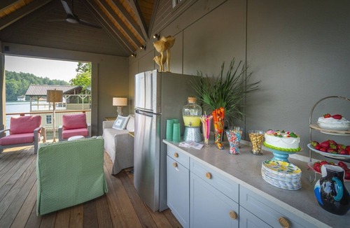 Tiger House | Lake Burton lakefront retreat with 4BR, hot tub, boat slip, and fire pit.