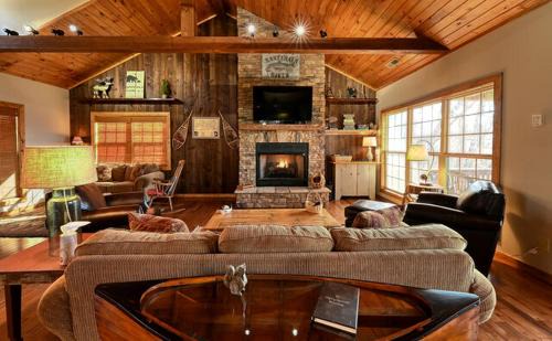 Topton House | Lake Cabin Fully Equipped Ideal for Big Families in Topton, North Carolina