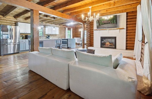 Fleming Cabin | Lake cabin w/pool, soak tub 3 bed/bath near Savannah