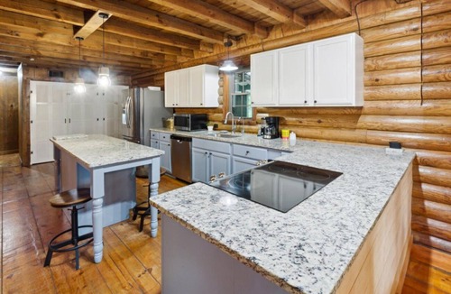 Fleming Cabin | Lake cabin w/pool, soak tub 3 bed/bath near Savannah