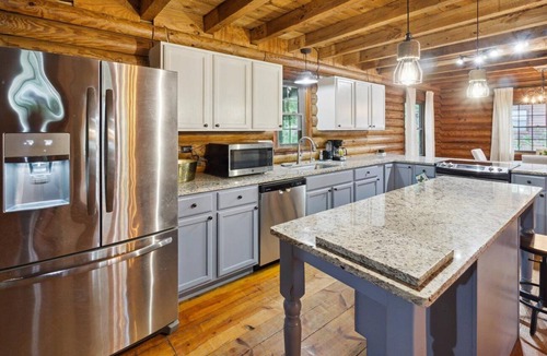 Fleming Cabin | Lake cabin w/pool, soak tub 3 bed/bath near Savannah