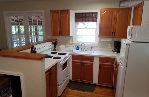 Hayesville Cottage | Lake Chatuge Country Cottages - Little Red - FREE WiFi, Parking & Prem Chnls