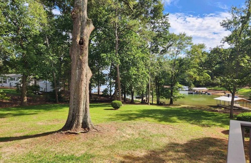 Townville House | Lake Escape-Lake Hartwell-best location on lake/new dock/swim seat/angled ladder