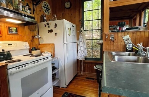 Salem Cottage | Lake Front Cottage/Floating Dock