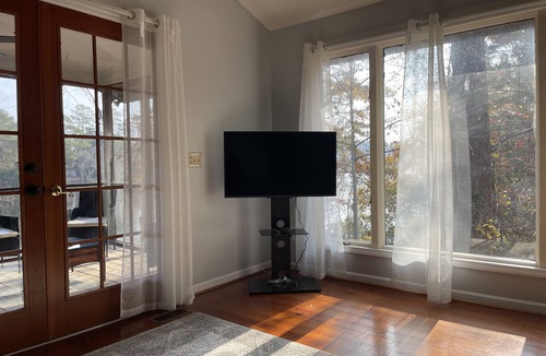 Forest Acres House | LAKE FRONT GUESTHOUSE