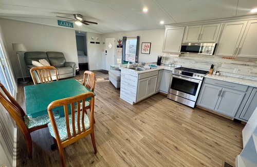 Anderson House | Lake Hartwell 2 bedroom w/ deck & dock! Plenty of parking for boats on trailers